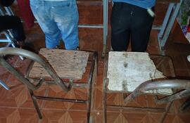 Más de 100 alumnos siguen estudiando en mobiliario deteriorado mientras esperan los pupitres prometidos por Itaipú.