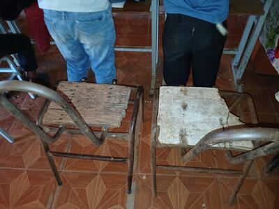 Más de 100 alumnos siguen estudiando en mobiliario deteriorado mientras esperan los pupitres prometidos por Itaipú.