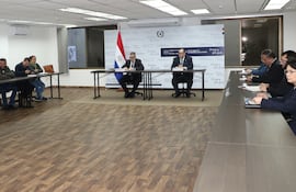 Integrantes de la OTEP-SN reunidos con el ministro de Educación, Nicolás Zárate