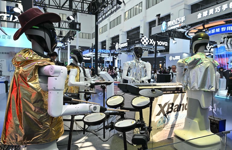 Una banda de robots de UniX AI interpreta música durante la Conferencia Mundial de Robótica 2026, en Pekín, el 19 de agosto de 2026.