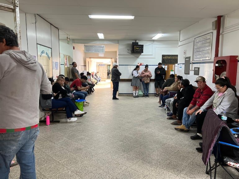 Pacientes del Hospital Regional esperan durante horas para ser atendidos.