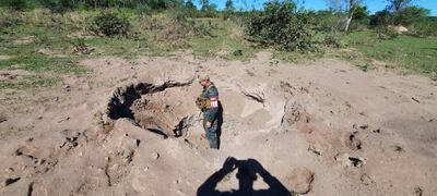 Explosivista de la Fuerza de Tarea Conjunta procede a revisar el cráter producido por la explosión realizada a fin de inutilizar el aeródromo.