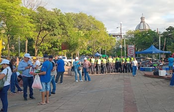 Agentes de la Policía Nacional en la Plaza de la Democracia, durante la concentración de docentes que marchan hoy en el microcentro capitalino para exigir la aprobación con cambios del proyecto de reforma de la Caja Fiscal.