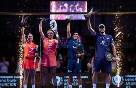 Josemaría (i), González, Chingotto y Galán, los campeones del Premier Pádel P2 Asunción 2026.