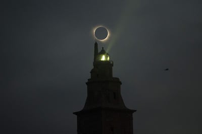 Eclipse solar sobre la torre de Hércules este miércoles en La Coruña, España.