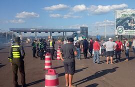 Camioneros protestan por la suba de tarifa del peaje de Ypacaraí