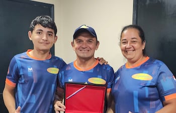 Responsables del medio informativo "El Roquealonseño" recibió reconocimiento de la Comuna.