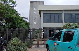 Fachada de la Agencia Regional de la ANDE en Villarrica.