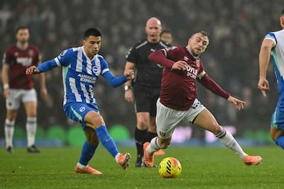 El delantero inglés del West Ham United, Jarrod Bowen es desafiado por el centrocampista paraguayo del Brighton, Diego Gómez, durante el partido por la Premier League entre el Brighton and Hove Albion y el West Ham United, en el American Express Community Stadium en Brighton, en el sur de Inglaterra.