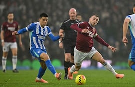 El delantero inglés del West Ham United, Jarrod Bowen es desafiado por el centrocampista paraguayo del Brighton, Diego Gómez, durante el partido por la Premier League entre el Brighton and Hove Albion y el West Ham United, en el American Express Community Stadium en Brighton, en el sur de Inglaterra.