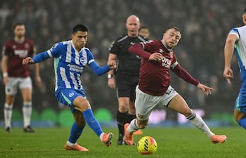 El delantero inglés del West Ham United, Jarrod Bowen es desafiado por el centrocampista paraguayo del Brighton, Diego Gómez, durante el partido por la Premier League entre el Brighton and Hove Albion y el West Ham United, en el American Express Community Stadium en Brighton, en el sur de Inglaterra.