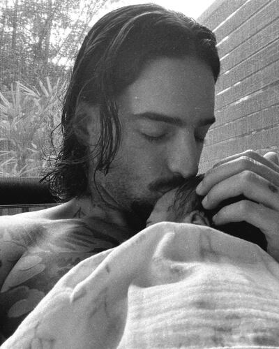 Maluma mimando a la recién nacida Paris.