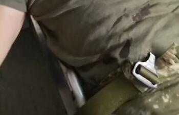 El suboficial de primera, buzo Ricardo Alvarenga Ayala, mal herido es trasladado a bordo de una ambulancia desde el Hospital Regional de Concepción al Hospital Militar de Asunción, sin ninguna protección el brazo herido.