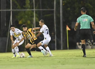 Richard Prieto trata de escapar de la marca de Luis de la Cruz y Juan Salcedo