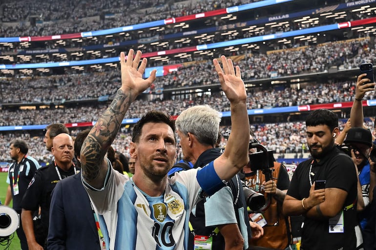 Lionel Messi saluda mientras abandona el terreno de juego tras ganar el partido de fútbol del Grupo J de la Copa Mundial 2026 entre Argentina y Austria en el Estadio Dallas en Arlington. (Paul ELLIS / AFP)