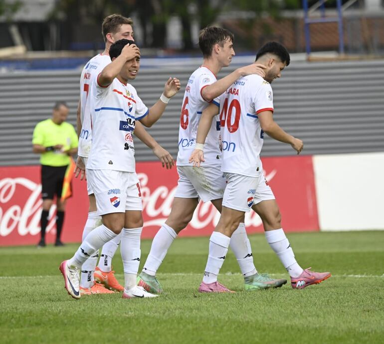 Carlos Arrúa (10), futbolista de Nacional, celebra un gol en el partido frente a Olimpia por la fecha 12 del torneo Clausura 2025 de la Primera División de Paraguay en el estadio Arsenio Erico, en Asunción, Paraguay.