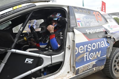 Fau Zaldívar y Marcelo der Ohannesian, a bordo del Skoda Fabia RS Rally2, en la rampa de Mariscal Estigarribia luego de finalizar la Etapa 1 del Rally del Chaco 2026.