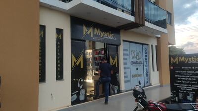 La tienda de electrónicos y accesorios en la que ocurrió el asalto.