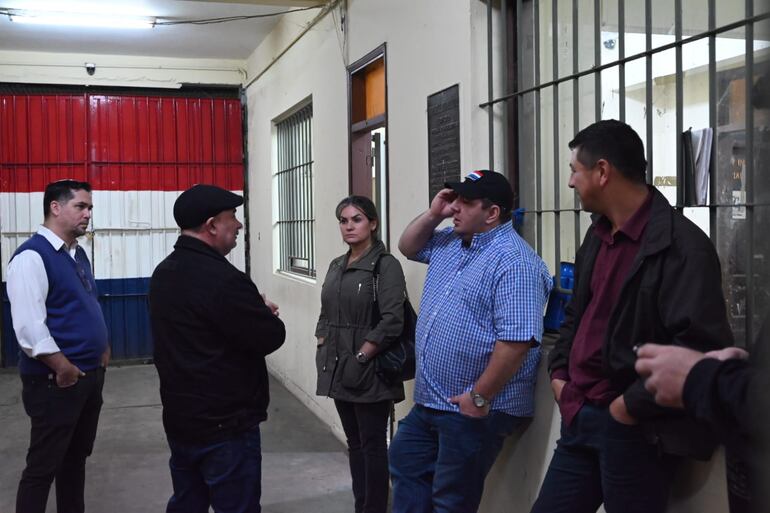 La viceministra de Política Criminal y el viceministro de Justicia marcaron presencia en el allanamiento realizado en la penitenciaría de Tacumbú.