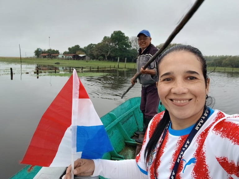 La enfermera Lili Arguello sube en una canoa y se dirige rumbo a Costa Pindó.