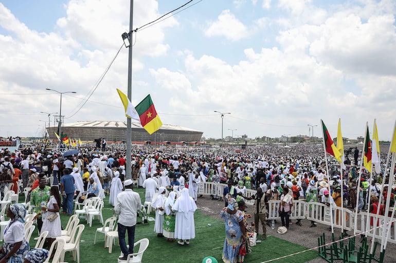 Masiva concurrencia de fieles católicos esperan al papa León XIV enel estadio Japoma, en Duala, Camerún.
