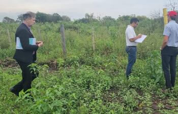 Mensura judicial realizada en la ribera del río Paraguay, donde la familia Domínguez Dibb reclama 22 hectáreas, que la municipalidad vendió como fiscal.