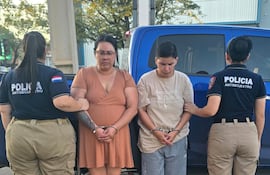 Clara Vergara (con vestido) y Angélica María Sánchez Torres (con short), supuestas somnileras capturadas.