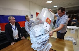 PODOLSK (Russian Federation), 20/09/2026.- Members of a local electoral commission empty a ballot box to count the ballots at the end of parliamentary elections at a polling station in Podolsk, Moscow region, Russia, 20 September 2026. Voting in the State Duma elections is taking place over three days from 18 to 20 September. (Elecciones, Rusia, Moscú) EFE/EPA/MAXIM SHIPENKOV