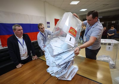 PODOLSK (Russian Federation), 20/09/2026.- Members of a local electoral commission empty a ballot box to count the ballots at the end of parliamentary elections at a polling station in Podolsk, Moscow region, Russia, 20 September 2026. Voting in the State Duma elections is taking place over three days from 18 to 20 September. (Elecciones, Rusia, Moscú) EFE/EPA/MAXIM SHIPENKOV