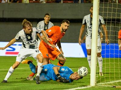 El arquero Aldo Bareiro reacciona con lo justo para sacar el balón al tiro de esquina.