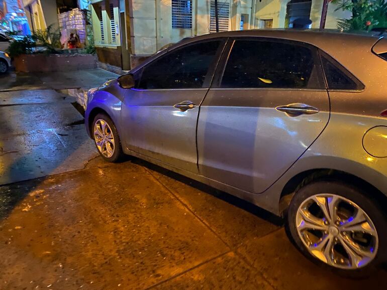El vehículo incautado se trata del Hyundai modelo i30, que fue robado tras el violento asalto a la casa del intendente de Areguá, Denis Torres (ANR).