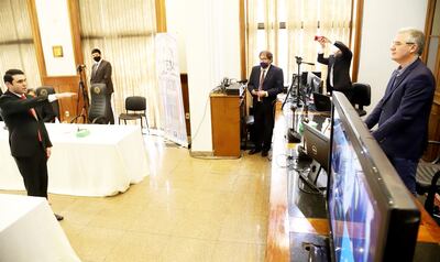 El presidente del JEM, Enrique Bacchetta, toma el juramento como nuevo miembro al diputado colorado cartista Hernán Rivas.