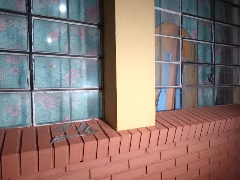 Los delincuentes rompieron la ventana para ingresar a una de las aulas.