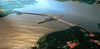 Vista aérea de la represa en construcción sobre el río Paraná, con estructuras hidráulicas y vegetación circundante.