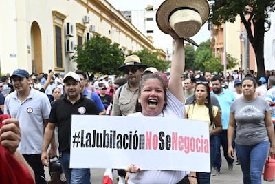 Foto Pedro Gonzalez. Locales 10-02-2026. Los docentes llegaron al centro de Asuncion,  tras una multitudinaria marcha de los gremios que protestan contra la reforma de la Caja Fiscal.