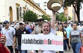 Foto Pedro Gonzalez. Locales 10-02-2026. Los docentes llegaron al centro de Asuncion, tras una multitudinaria marcha de los gremios que protestan contra la reforma de la Caja Fiscal.