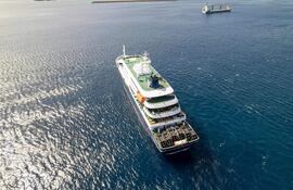 El crucero MV Hondius cerca de la costa de Praia, Cabo Verde, ayer domingo.
