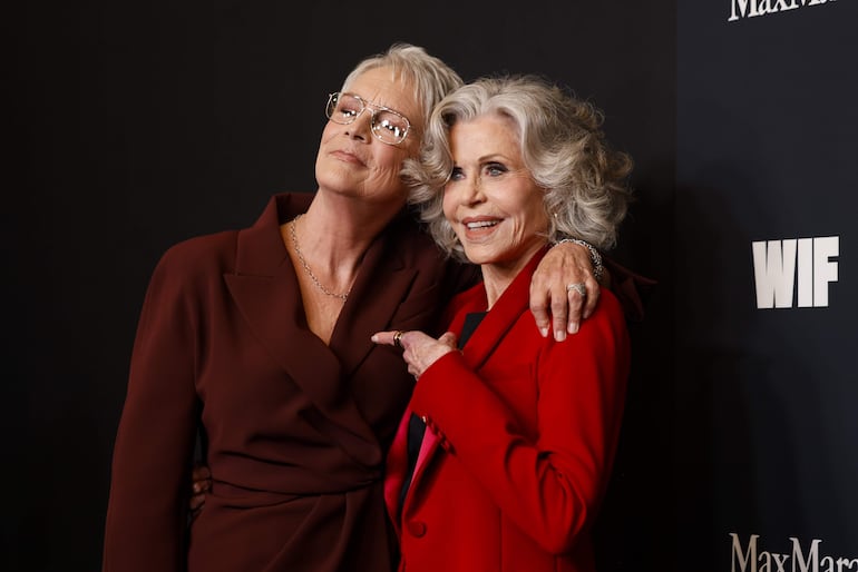 ¡Felices y emocionadas por el reencuentro! Jamie Lee Curtis y Jane Fonda en el Beverly Hilton de Beverly Hills, California. (EFE/EPA/CAROLINE BREHMAN)