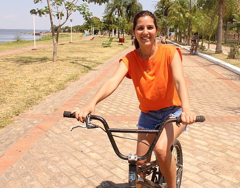 Belén Quintana disfruta de un paseo en bicicleta.