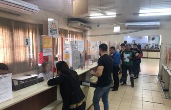 Los contribuyentes esteños cuando realizaban sus gestiones en la Municipalidad.