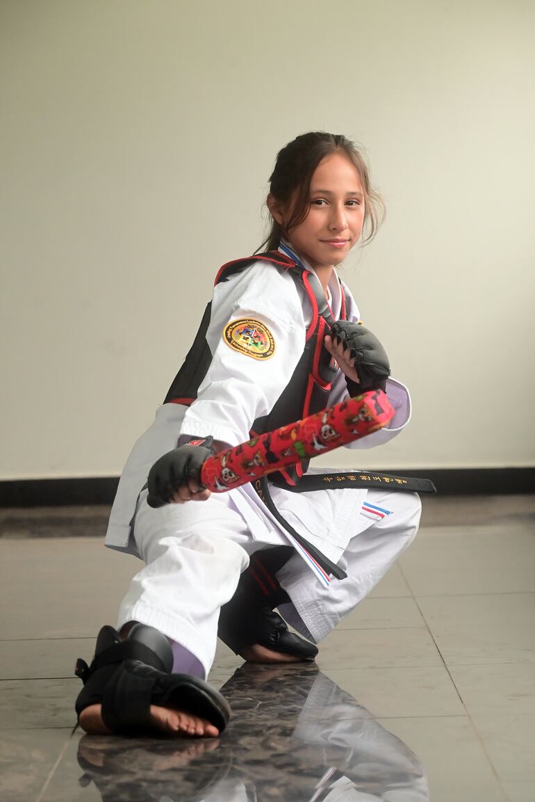 Entre los principales logros deportivos nacionales e internacionales de Camila Vera Espínola es ser la taekwondista paraguaya más joven en obtener el título de Campeona Panamericana (Panam Champ).
