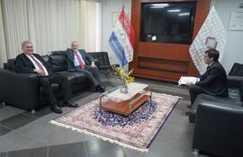 El fiscal general del Estado, Emiliano Rolón Fernández, se reunió con el presidente del Instituto de Previsión Social (IPS), Jorge Brítez, quien estuvo acompañado del director Jurídico de la previsional, José González.