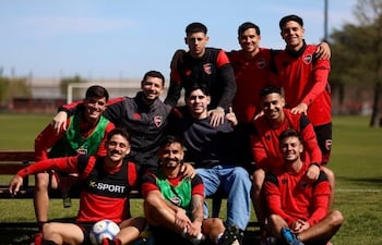 El zaguero central paraguayo, Saúl Savín Salcedo Zárate rodeado por sus compañeros de Newell's Old Boys, en el Centro de Entrenamiento Jorge Bernardo Griffa.