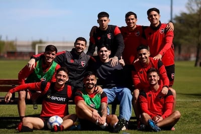 El zaguero central paraguayo, Saúl Savín Salcedo Zárate rodeado por sus compañeros de Newell's Old Boys, en el Centro de Entrenamiento Jorge Bernardo Griffa.