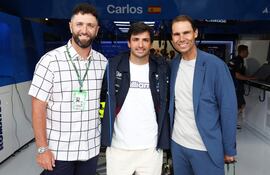 Jon Rahm Rodríguez (izquierda, 31 años), destacado golfista español, con sus compatriotas, el piloto Carlos Sainz y el extenista Rafael Nadal.