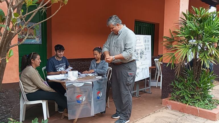 Inicio de las elecciones complementarias en la ciudad de Capiatá, con escasa participación de votantes.