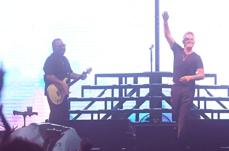 A lo largo del show, Sanz se mostró muy compenetrado con todos sus músicos. También le dio el tiempo a cada uno de hacer relucir su talento en el escenario.