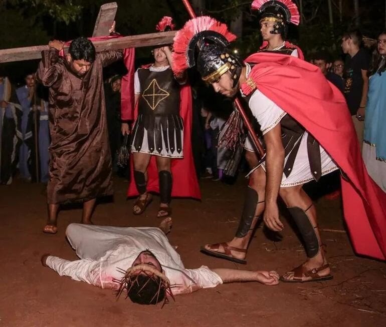 El Vía Crucis viviente cobra vida en Altos con la emotiva representación a cargo de sus jóvenes.