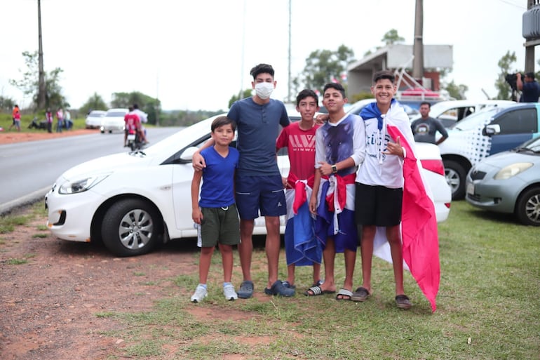 Los fanáticos de la selección paraguaya acudieron a la Albiróga para despedir a los jugadores y el cuerpo técnico.