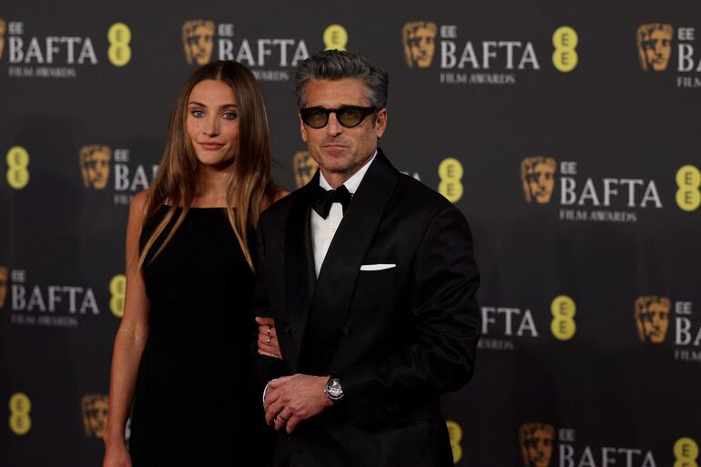 El orgulloso papá Patrick Dempsey posando con su hija Talula en el Royal Festival Hall. (Adrian Dennis / AFP)